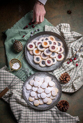 Weihnachten Plätzchen backen, Weihnachtsbäckerei, Mock Up, Stilleben, fertige Kekse für das Weihnachtsfest und Advent