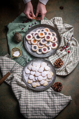 Weihnachten Plätzchen backen, Weihnachtsbäckerei, Mock Up, Stilleben, fertige Kekse für das Weihnachtsfest und Advent
