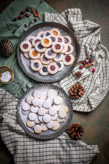 Weihnachten Plätzchen backen, Weihnachtsbäckerei, Mock Up, Stilleben, fertige Kekse für das Weihnachtsfest und Advent