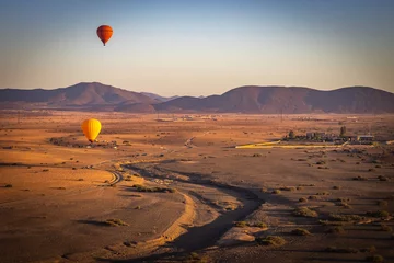 Foto op Plexiglas heteluchtballon boven Marrakesh, Marokko, Noord-Afrika, zonsopgang, hoge Atlasgebergte, avontuur © Andrea Aigner