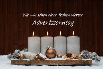 Fotoserie zur Adventszeit: Adventsdekoration mit grauen Kerzen und Weihnachtsschmuck im Schnee.