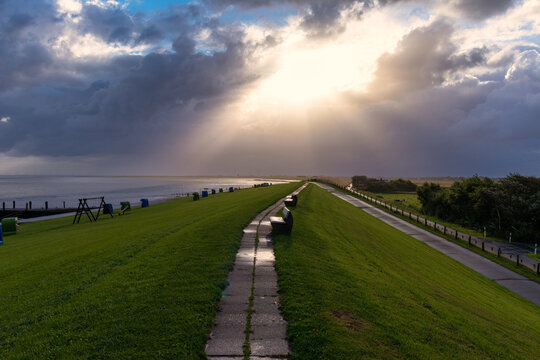 Sunlight on the dike of Pellworm
