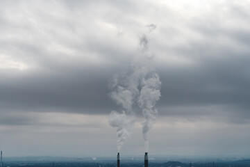 Schornsteine einer Industrieanlage