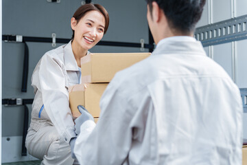 Fototapeta premium 荷物を受け渡す作業員