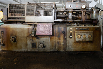 Fototapeta na wymiar Spritzgussmaschine in einer ehemaligen Thermometerfabrik