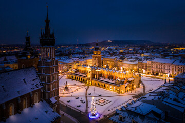 Fototapeta Main Square (Saint Mary's Basilica, Sukiennice - Cloth Hall, Town Hall Tower) in Krakow during blue hour at magic dusk during Christmas time and winter, Poland obraz