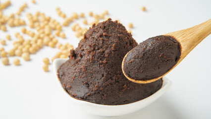 赤みそと原料の大豆・日本の発酵調味料