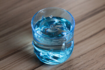 Foto de uma gota d'agua caindo no copo 