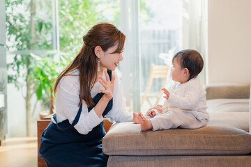 赤ちゃんの面倒を見るベビーシッター