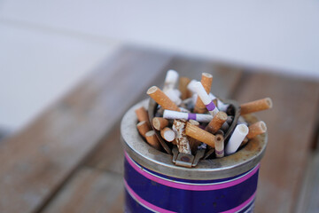 吸い殻が山盛りの灰皿