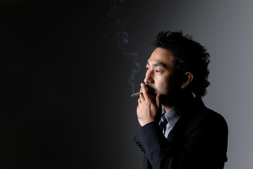 煙草を吸うダンディな男性の横顔