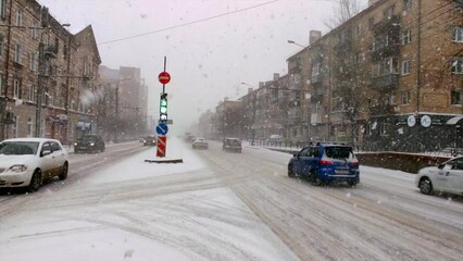 Road traffic and falling snow