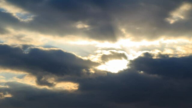 タイムラプス　薄明光線　雲と太陽　幻想的な光
