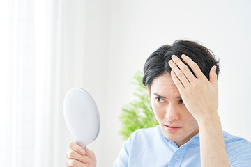薄毛を心配する男性