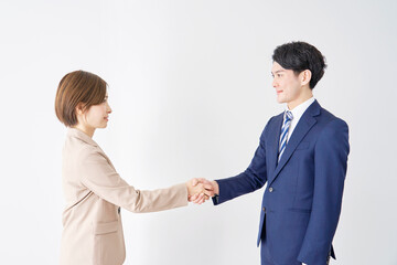 握手するビジネスウーマンとビジネスマン　白背景