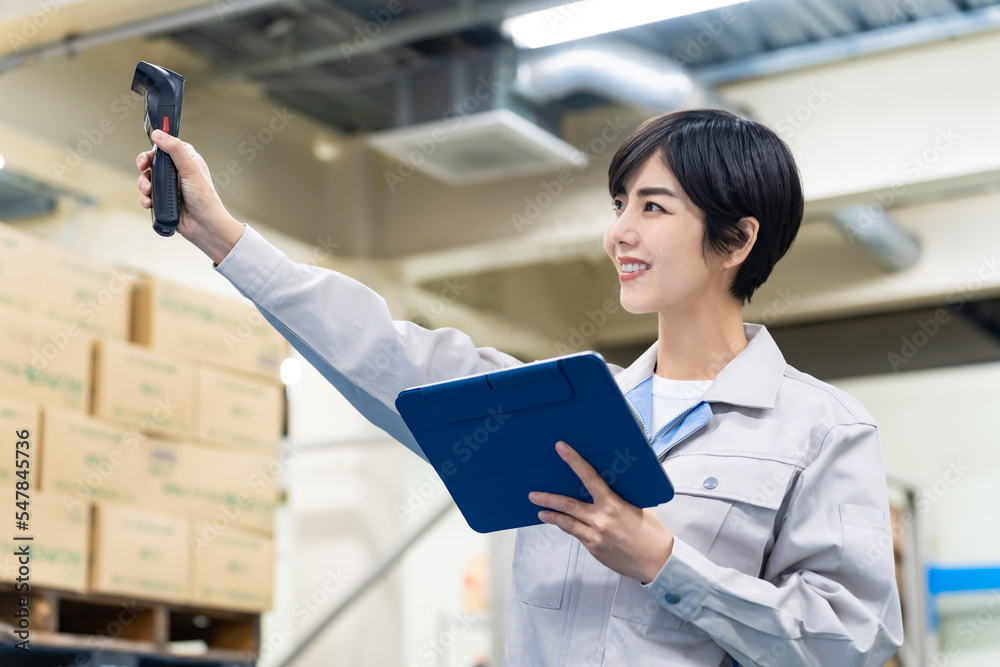 Aufkleber 倉庫で電子機器を持って作業する女性従業員
