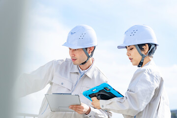 設備点検をするエンジニア