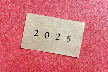 2025の文字が書かれたカードとスペース