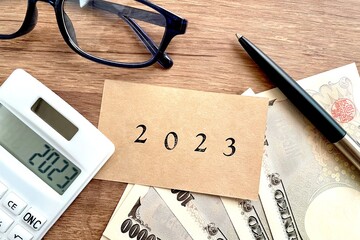 2023年のお金や費用の使い方・家計管理 - obrazy, fototapety, plakaty