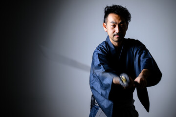 刀を持つ日本のカッコイイ侍のイメージ