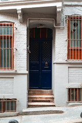 Obraz premium Old wooden entrance door of house in Istanbul.