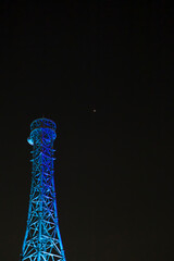 夜空に浮かび上がる鉄塔のイルミネーション