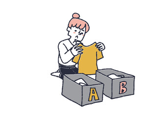 いる物といらない物とを仕分けしている女性
