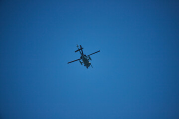 Fototapeta na wymiar 空に飛んでいる自衛隊のヘリコプター様子