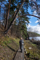 Obraz premium woman on an autumn sunny day in a beautiful park in Arkhangelsk