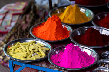 Especias de colores variados en mercado de la India