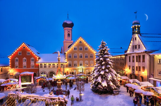Weihnachtsmarkt in historischer Altstadt mit Weihnachstbaum, Kirche und Mondsichel