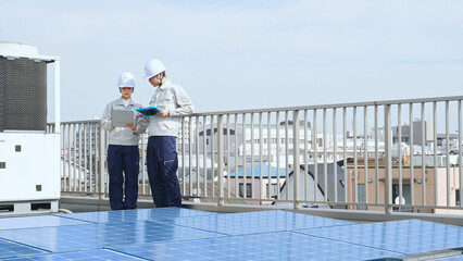 ソーラーパネルを点検するエンジニア　太陽光発電