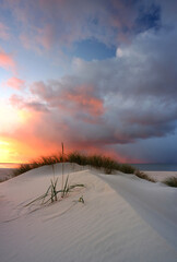 Fototapeta Krajobraz wybrzeża Morza Bałtyckiego, wydma , biały piasek, zachód słońca, Kołobrzeg, Polska obraz