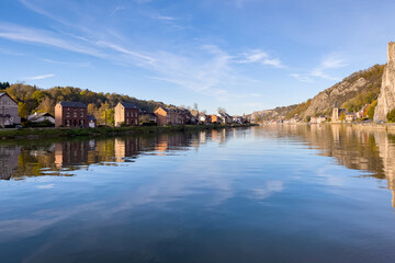 Fototapeta na wymiar Rocher Bayard with its reflection on the Meuse river in Dinant, Belgium