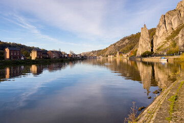 Fototapeta premium Rocher Bayard with its reflection on the Meuse river in Dinant, Belgium