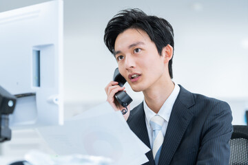 オフィスで働くビジネスマン