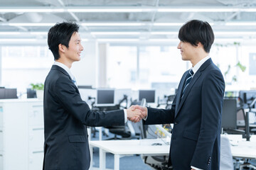 握手するビジネスマン