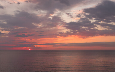 Fototapeta na wymiar Calm sea with sunset sky with cloud.