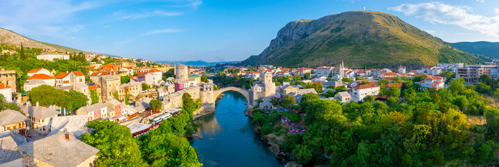Panorama van de oude brug in Mostar op een mooie zomerdag, Bosnië en Herzegovina