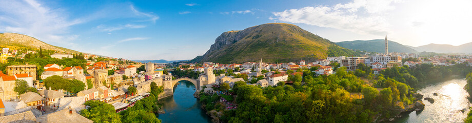 Panorama der Alten Brücke in Mostar an einem schönen Sommertag, Bosnien und Herzegowina