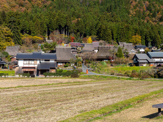 紅葉が綺麗な秋の美山かやぶきの里の風景