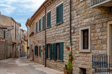 Schöne Straße mit Häusern mit einer Fassade aus natursteinen in Tempio Pausania im Norden von...