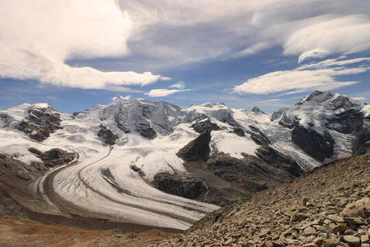 Hochalpine Landschaft im Klimawandel; Berninagruppe mit Persgletscher, Piz Pal&uuml; und Piz Bernina im Sp&auml;tsommer 2022