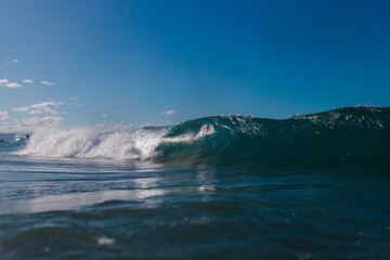 Fototapeta na wymiar Wave barrel breaking in the ocean.