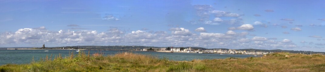 Fototapeta na wymiar Saint-Vaast-la-Hougue. Panoramique sur la ville vu depuis l'île de Tatihou. Manche. Normandie 