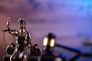 Plakat Law and justice concept. Gavel, Themis sculpture and scale on gray background.