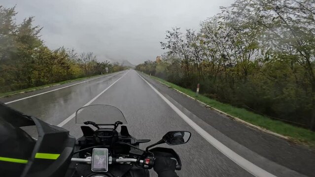 guidare la moto sotto la pioggia