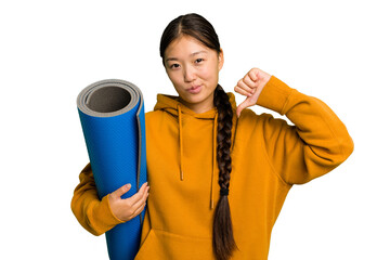 Young asian sport woman holding a mat isolated feels proud and self confident, example to follow.