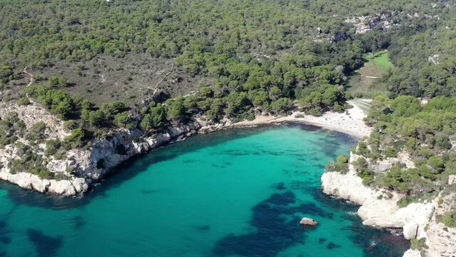 survol a&eacute;rien des plages de calas de Minorque dans les iles bal&eacute;ares en Espagne