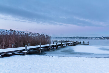 Starnberger See mit Steg / Bootsanleger im Winter mit Schnee